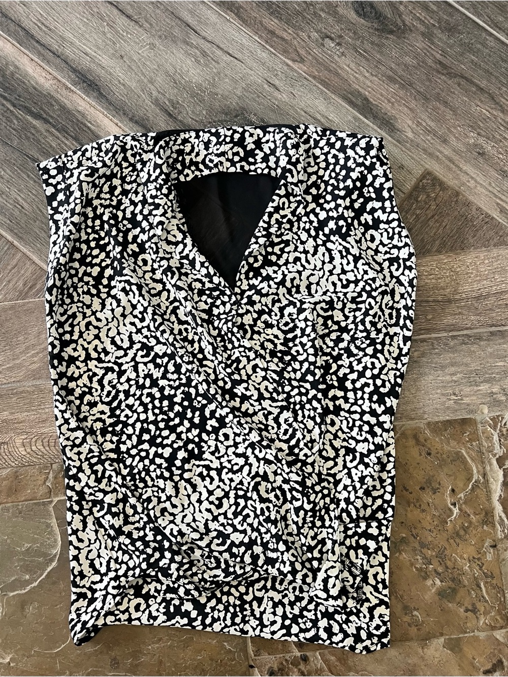 Ro & De Black and White Printed Sleeveless Surplice Blouse